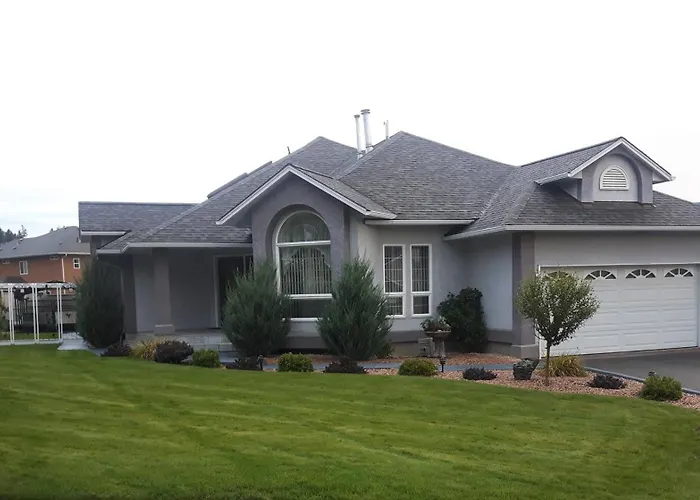 Comfy King Bed, Large Private Basement Suite, Smart Tv In Penticton- City Of Peaches And Beaches
